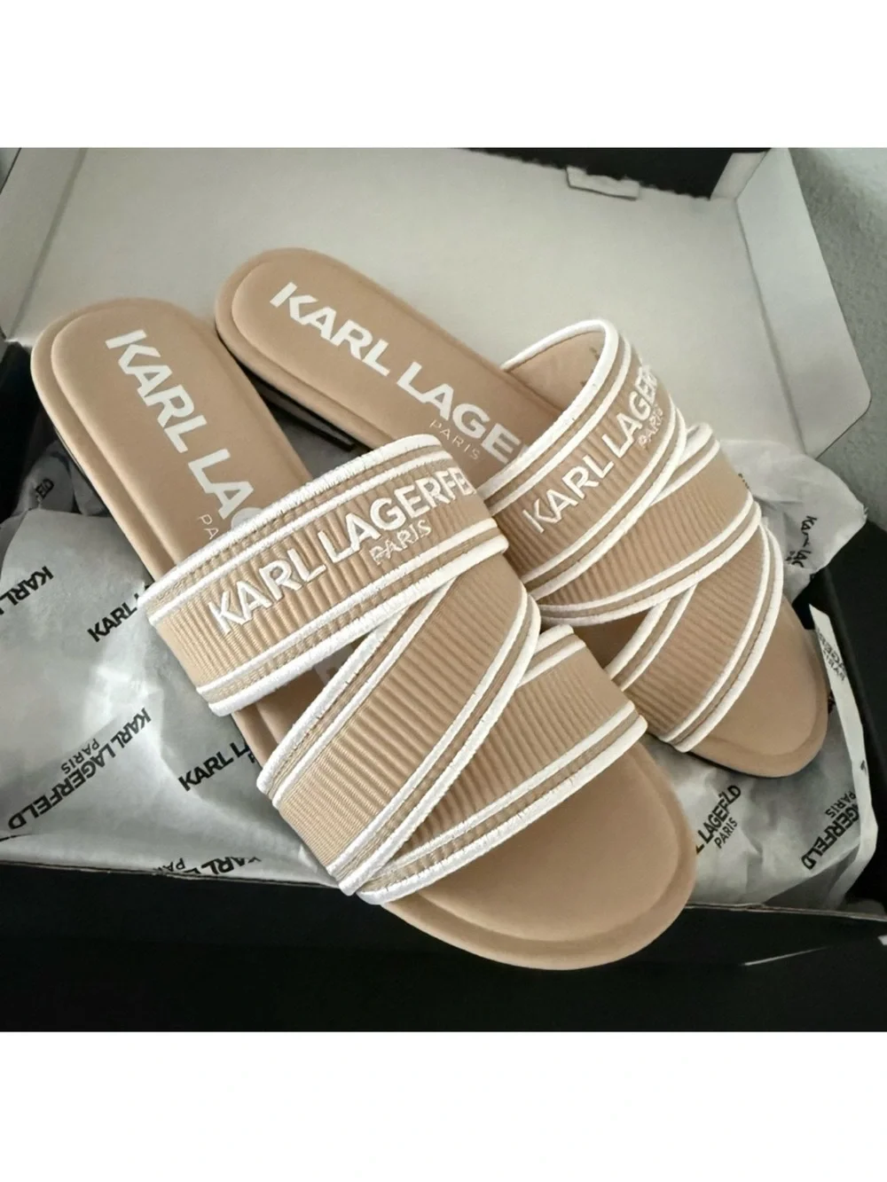 NIB KARL LAGERFELD PARIS Caitlyn Slide Sandal